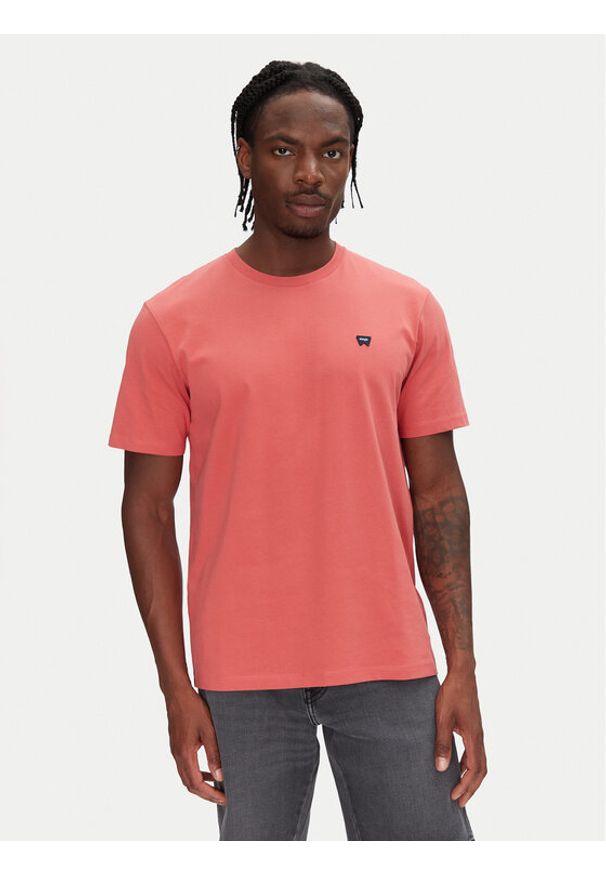 Wrangler T-Shirt Sign Off 112362687 Czerwony Regular Fit. Kolor: czerwony. Materiał: bawełna