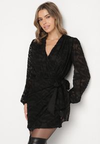 Born2be - Czarna Kopertowa Sukienka z Tkaniny Plumeti Zenorava. Typ kołnierza: dekolt w kształcie V. Kolor: czarny. Materiał: tkanina. Długość rękawa: długi rękaw. Wzór: aplikacja. Typ sukienki: kopertowe. Styl: klasyczny, elegancki #1