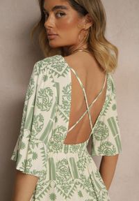 Renee - Zielono-Kremowa Sukienka Boho Rozkloszowana z Wiskozy z Odkrytymi Plecami Tuvria. Okazja: na co dzień. Typ kołnierza: dekolt w kształcie V. Kolor: zielony. Materiał: wiskoza. Typ sukienki: rozkloszowane. Styl: boho #4