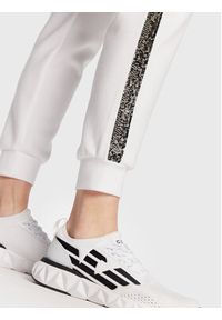 EA7 Emporio Armani Spodnie dresowe 3RTP73 TJLQZ 1100 Biały Regular Fit. Kolor: biały. Materiał: dresówka, syntetyk #3