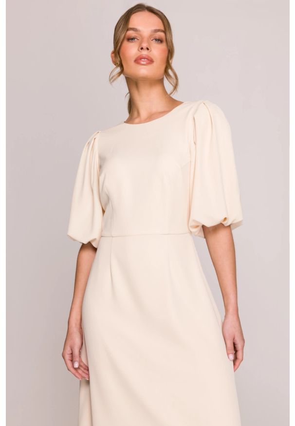 Stylove - Elegancka sukienka koktajlowa z bufiastymi rękawami kremowa. Okazja: na ślub cywilny, na imprezę, na wesele. Kolor: kremowy. Materiał: materiał, elastan. Długość rękawa: krótki rękaw. Sezon: lato. Typ sukienki: rozkloszowane. Styl: wizytowy, elegancki. Długość: midi