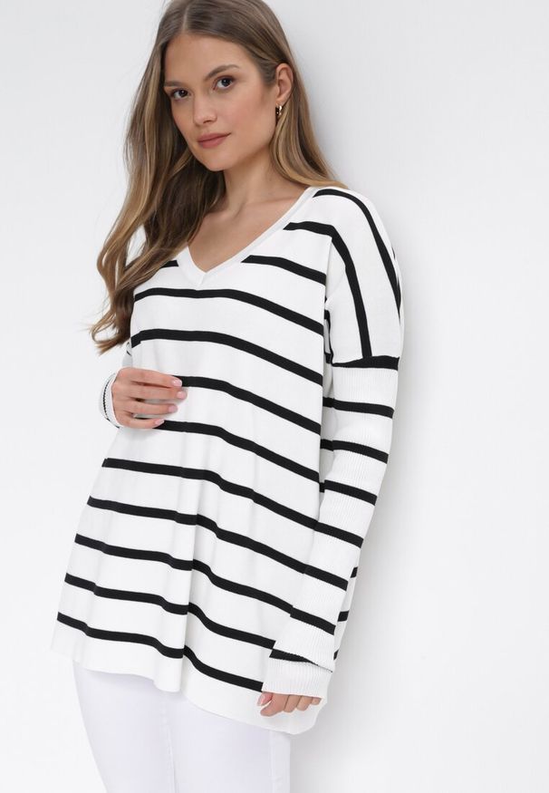 Born2be - Biało-Czarny Oversizowy Sweter w Paski z Trójkątnym Dekoltem Darivia. Kolor: biały. Wzór: paski