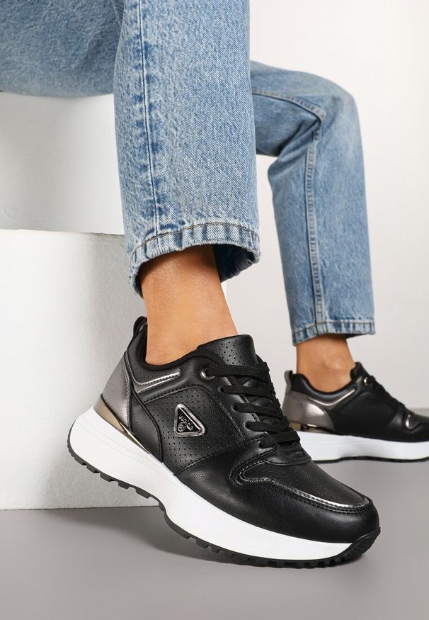 Born2be - Czarne Sneakersy z Trójkątną Aplikacją i Perforacją Sennevia. Okazja: na co dzień. Kolor: czarny. Materiał: dresówka, jeans. Wzór: aplikacja