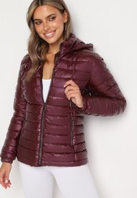 Born2be - Bordowa Pikowana Kurtka Wykończona Odpinanym Kapturem i Gumką przy Rękawach Mivisea. Okazja: na co dzień. Kolor: czerwony. Materiał: jeans. Styl: casual #3