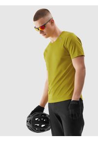 4f - Koszulka rowerowa szybkoschnąca męska - żółta. Kolor: żółty. Materiał: dzianina, włókno, materiał, skóra, syntetyk. Długość rękawa: krótki rękaw. Długość: krótkie. Wzór: ze splotem, gładki. Sport: kolarstwo