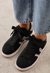 Renee - Czarno-Panterkowe Sneakersy na Niskiej Platformie z Naszywkami Flordexia. Okazja: na co dzień. Zapięcie: pasek. Kolor: czarny. Materiał: jeans. Wzór: aplikacja. Obcas: na platformie #9