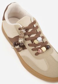 Renee - Ciemnobeżowe Sneakersy Typu Tenisówki Ozdobione Koralikami Daemeli. Kolor: beżowy. Materiał: jeans. Wzór: aplikacja. Sezon: lato #2