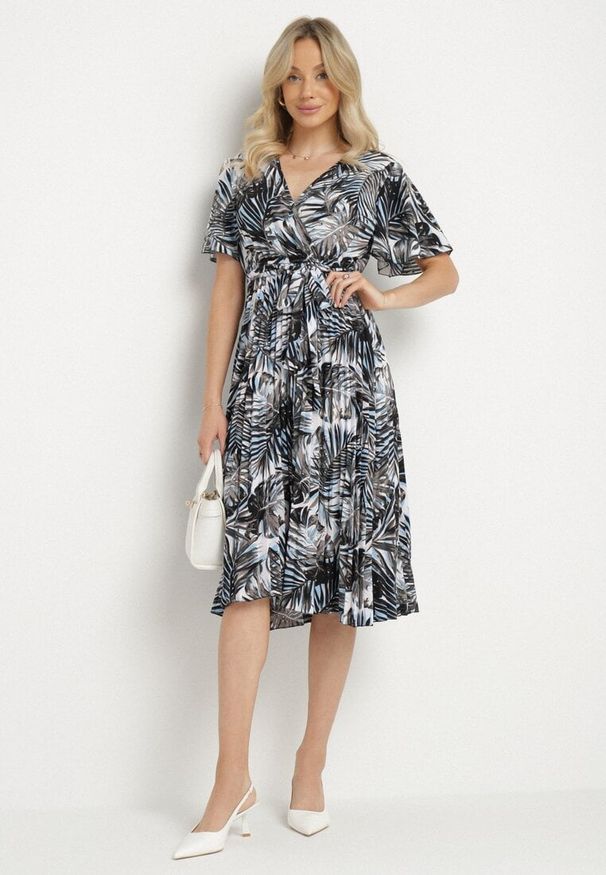 Born2be - Czarna Kopertowa Sukienka z Bawełną o Rozkloszowanym Kroju z Paskiem Aulinea. Okazja: na co dzień, na spacer. Typ kołnierza: dekolt w kształcie V, dekolt kopertowy. Kolor: czarny. Materiał: bawełna. Typ sukienki: kopertowe. Styl: casual, elegancki