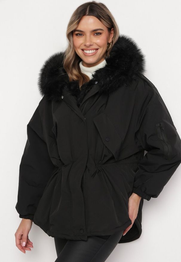 Born2be - Czarna Kurtka Parka Oversize z Futerkiem Mitto. Kolor: czarny. Materiał: futro. Długość rękawa: długi rękaw. Długość: długie. Sezon: jesień, zima. Styl: klasyczny, elegancki