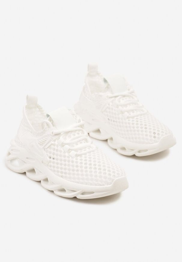 Born2be - Białe Siateczkowe Buty Sportowe Sneakersy na Grubej Tłoczonej Podeszwie Telarienna. Okazja: na co dzień. Zapięcie: sznurówki. Kolor: biały. Materiał: jeans. Obcas: na platformie