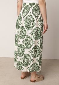 Born2be - Ciemnozielona Rozkloszowana Spódnica z Wiskozy z Wysokim Stanem i Etnicznym Wzorem Ari. Okazja: do pracy, na co dzień, na spacer. Stan: podwyższony. Kolor: zielony. Materiał: wiskoza. Wzór: aplikacja. Sezon: lato. Styl: casual #7
