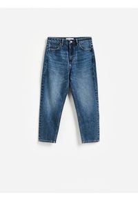 Reserved - Jeansy mom fit z krótszą nogawką - granatowy. Kolor: niebieski. Długość: krótkie