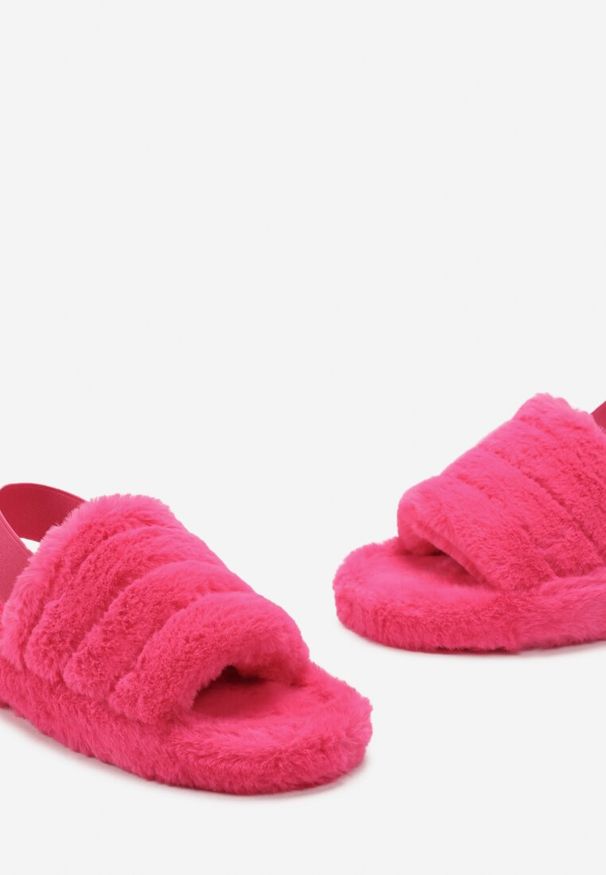 Born2be - Fuksjowe Kapcie Catana. Nosek buta: okrągły. Zapięcie: bez zapięcia. Kolor: różowy. Materiał: guma, materiał, futro