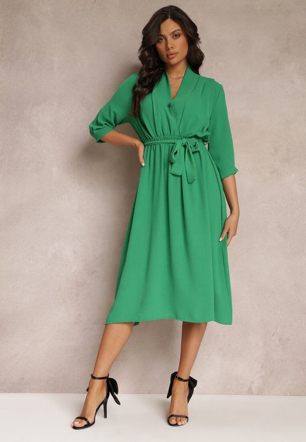 Renee - Zielona Sukienka Canopis. Typ kołnierza: dekolt kopertowy. Kolor: zielony. Materiał: tkanina, materiał. Typ sukienki: kopertowe. Styl: elegancki. Długość: midi