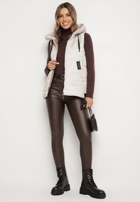 Born2be - Jasnoszara Kamizelka z Pikowanymi Przeszyciami i Kapturem Tulavela. Okazja: na co dzień, na spacer. Kolor: szary. Materiał: jeans. Styl: klasyczny, casual #5