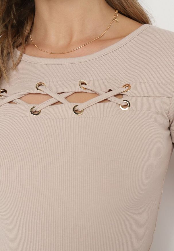 Born2be - Beżowa Bawełniana Bluzka z Plecionym Zdobieniem przy Dekolcie Elretia. Kolor: beżowy. Materiał: bawełna. Wzór: aplikacja. Sezon: lato
