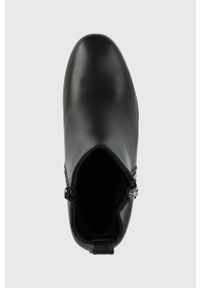 Answear Lab botki damskie kolor czarny na słupku. Nosek buta: okrągły. Kolor: czarny. Obcas: na słupku. Styl: wakacyjny. Wysokość obcasa: średni #3
