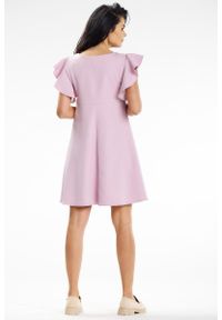 Awama - Trapezowa sukienka mini z falbankami na ramionach różowa. Typ kołnierza: kołnierz z falbankami. Kolor: różowy. Typ sukienki: trapezowe. Styl: wizytowy. Długość: mini