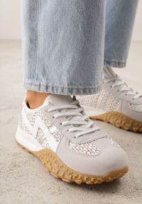 Born2be - Szare Sneakersy z Abstrakcyjną Podeszwą z Tłoczeniem i Ozdobnymi Paskami Emaliane. Okazja: na co dzień. Zapięcie: pasek. Kolor: szary #5