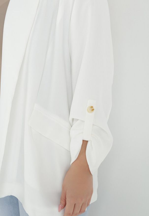 Born2be - Biała Marynarka Oreithousa. Okazja: na imprezę, do pracy. Kolekcja: plus size. Kolor: biały. Materiał: tkanina. Długość rękawa: długi rękaw. Długość: długie. Styl: klasyczny, elegancki