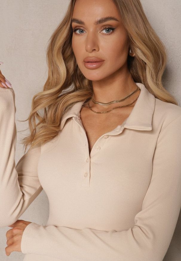 Renee - Beżowa Prążkowana Bluzka z Bawełny Ozdobiona Guzikami i Kołnierzykami Sesanela. Okazja: na co dzień. Kolor: beżowy. Materiał: bawełna, prążkowany. Długość rękawa: długi rękaw. Długość: długie. Wzór: aplikacja. Styl: elegancki, casual