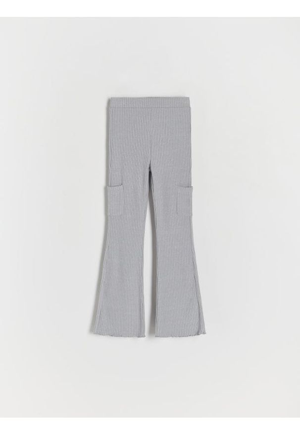 Reserved - Spodnie z kieszeniami cargo - jasnoszary. Kolor: szary. Materiał: wiskoza, dzianina