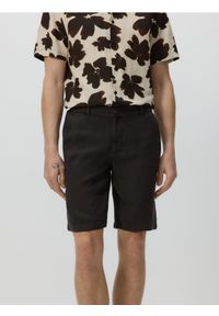 Reserved - Lniane szorty regular fit - ciemnobrązowy. Kolor: brązowy. Materiał: len #1