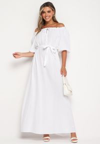 Born2be - Biała Trapezowa Muślinowa Sukienka z Bawełny z Paskiem i Gumką w Talii Vimarinn. Okazja: na co dzień. Typ kołnierza: dekolt hiszpanka. Kolor: biały. Materiał: bawełna. Typ sukienki: trapezowe. Styl: casual #4