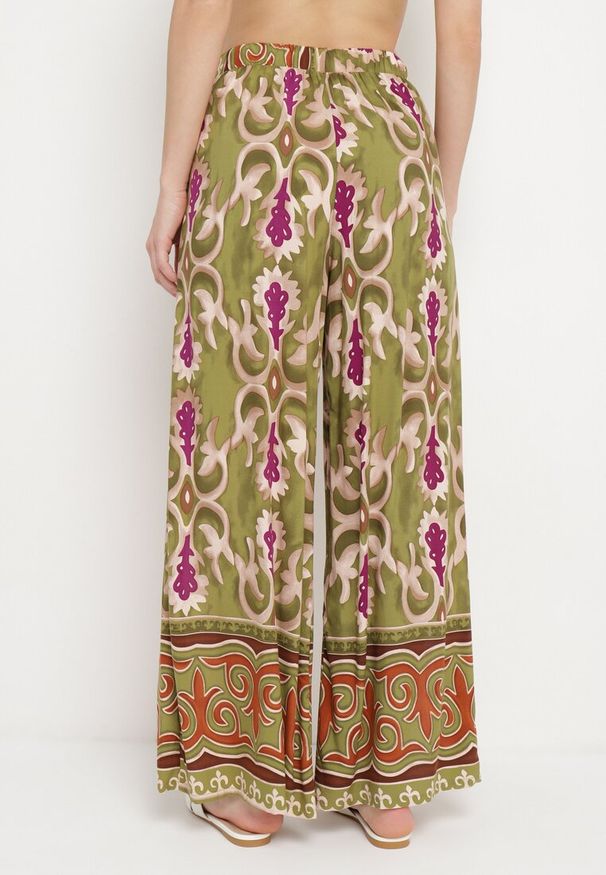 Born2be - Zielono-Fioletowe Wiskozowe Spodnie w Ornamentalny Print z Wycięciami na Szerokich Nogawkach Rioleth. Stan: podwyższony. Kolor: zielony. Materiał: wiskoza. Wzór: nadruk. Sezon: lato. Styl: boho, wakacyjny