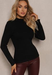 Renee - Czarny Sweter z Wełną przy Dekolcie Ozdobiony Falbanką Seatoria. Okazja: na co dzień. Typ kołnierza: kołnierz z falbankami. Kolor: czarny. Materiał: wełna. Wzór: aplikacja. Styl: casual, wizytowy