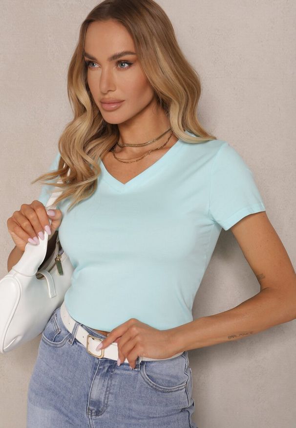 Renee - Jasnoniebieski Bawełniany T-shirt z Dekoltem w Serek Tarilne. Okazja: na co dzień. Typ kołnierza: dekolt w serek. Kolor: niebieski. Materiał: bawełna. Styl: sportowy, casual