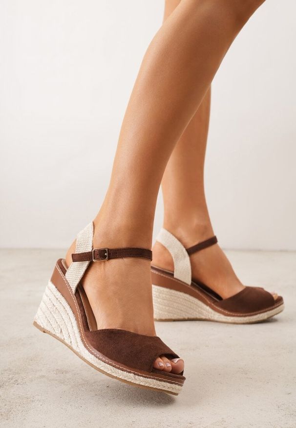 Renee - Brązowe Sandały na Koturnie Ozdobionym Plecionką z Juty Admerla. Okazja: na co dzień. Zapięcie: pasek. Kolor: brązowy. Materiał: len, materiał. Wzór: aplikacja. Sezon: lato. Obcas: na koturnie. Styl: casual, elegancki, wakacyjny