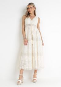 Born2be - Beżowa Koronkowa Sukienka Maxi z Głębokim Dekoltem i Ozdobnym Wiązaniem Nohia. Kolor: beżowy. Materiał: koronka. Długość rękawa: bez rękawów. Wzór: ażurowy. Sezon: wiosna, lato. Długość: maxi #1