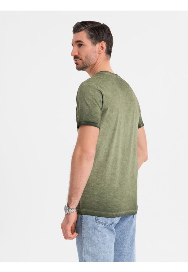 Ombre Clothing - Bawełniany męski t-shirt V-neck z dzianiny z efektem sprania - oliwkowy V9 OM-TSWT-0242 - XXL. Okazja: na co dzień. Typ kołnierza: dekolt w serek. Kolor: oliwkowy. Materiał: dzianina, bawełna. Wzór: melanż. Styl: klasyczny, vintage, casual