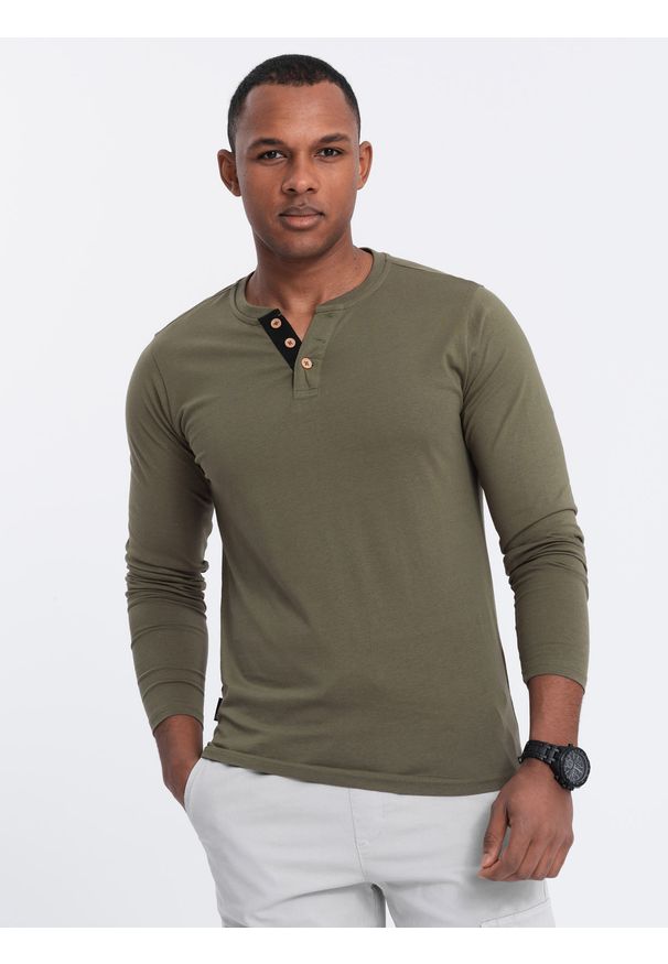 Ombre Clothing - Bawełniany longsleeve męski z guzikami przy dekolcie - ciemnooliwkowy V1 OM-LSCL-0107 - XXL. Okazja: na co dzień. Kolor: oliwkowy. Materiał: bawełna. Długość rękawa: długi rękaw. Wzór: aplikacja. Styl: klasyczny, casual