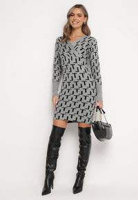 Born2be - Szara Dzianinowa Sukienka Kopertowa w Geometryczny Wzór Lillne. Typ kołnierza: dekolt w serek. Kolor: szary. Materiał: dzianina. Długość rękawa: długi rękaw. Wzór: geometria. Typ sukienki: kopertowe. Styl: klasyczny #4