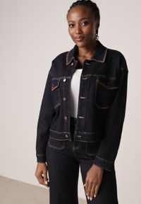 Born2be - Niebieska Kurtka Jeansowa z Bawełną Zdobiona Kontrastowymi Lamówkami Nedore. Okazja: na spacer, na co dzień. Kolor: niebieski. Materiał: bawełna, jeans. Wzór: aplikacja. Sezon: lato. Styl: casual, klasyczny #8