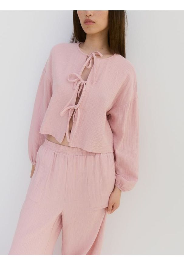 Reserved - Muślinowa bluzka z wiązaniami - pastelowy róż. Kolor: różowy. Materiał: bawełna. Długość: krótkie