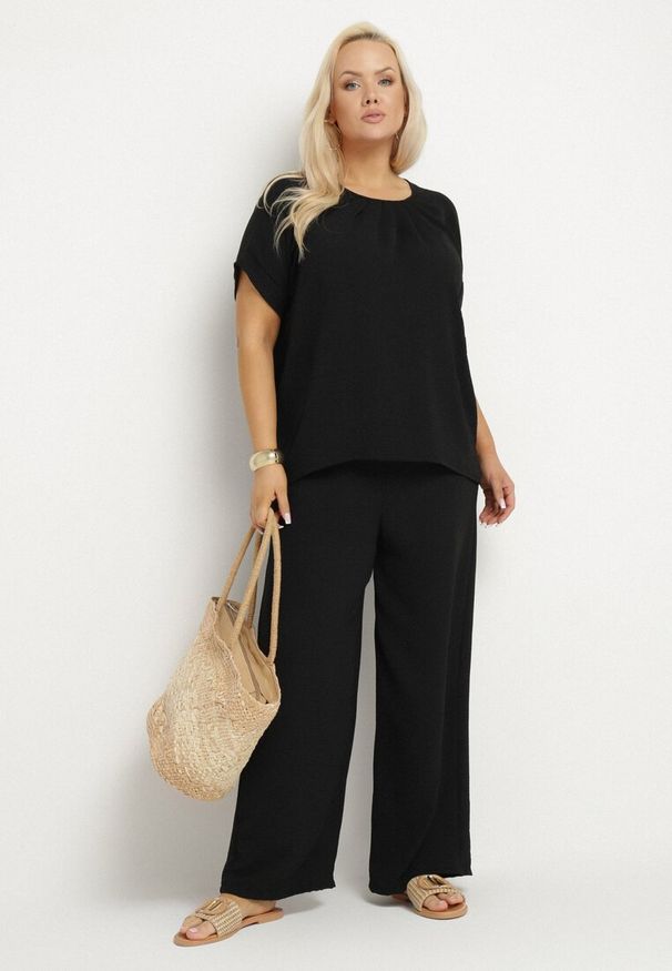 Born2be - Czarny Komplet z Bawełną Bluzka z Marszczeniem i Szerokie Spodnie Jenindriela. Kolor: czarny. Materiał: bawełna