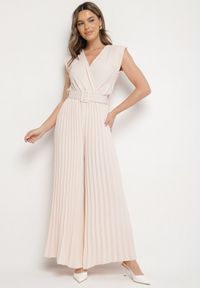Born2be - Beżowy Kombinezon o Kopertowym Kroju z Plisami i Paskiem w Talii Salivania. Okazja: na wesele, na ślub cywilny, na studniówkę, na imprezę. Kolor: beżowy. Styl: klasyczny, elegancki #7