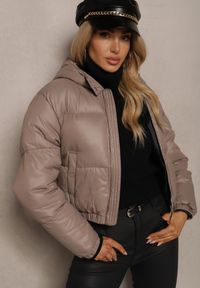 Renee - Ciemnoszara Pikowana Kurtka z Nieodpinanym Kapturem o Krótkim Kroju Tinneira. Okazja: na spacer. Kolor: szary. Materiał: jeans. Długość: krótkie. Styl: elegancki #3