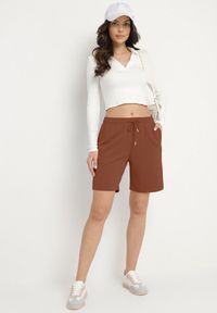 Born2be - Brązowe Szorty Wykończone Gumką w Pasie i Wsuwanymi Kieszeniami Ritardia. Kolor: brązowy. Styl: sportowy #2