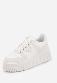 Renee - Białe Chunky Sneakersy z Trójkątną Aplikacją VICES na Platformie Cezaline. Kolor: biały. Materiał: jeans. Wzór: aplikacja. Obcas: na platformie #4
