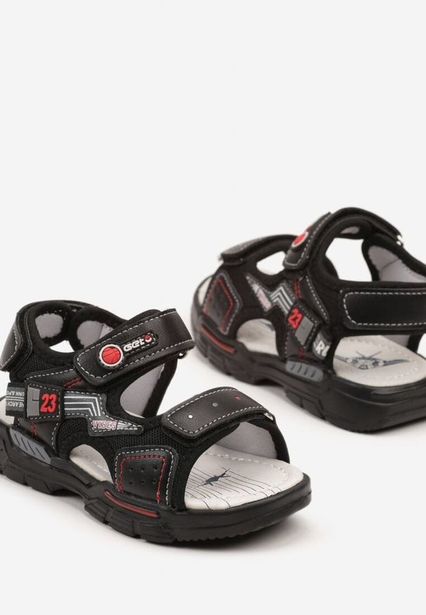 Born2be - Czarno-Czerwone Sportowe Sandały ze Skórzaną Wkładką i Napisami Doveline. Okazja: na co dzień. Zapięcie: rzepy. Kolor: czarny. Materiał: skóra. Wzór: napisy. Sezon: lato, wiosna. Styl: sportowy