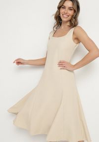 Born2be - Beżowa Klasyczna Sukienka o Rozkloszowanym Kroju Delure. Okazja: na imprezę. Typ kołnierza: dekolt kwadratowy. Kolor: beżowy. Wzór: aplikacja. Styl: klasyczny #3