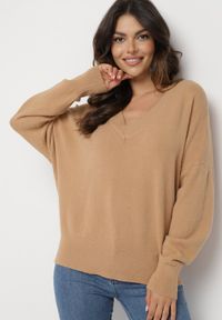 Born2be - Ciemnobeżowy Sweter z Dekoltem w V z Domieszką Kaszmiru Mariara. Okazja: na co dzień. Typ kołnierza: dekolt w kształcie V. Kolor: beżowy. Materiał: kaszmir. Wzór: bez wzorów. Styl: casual #5