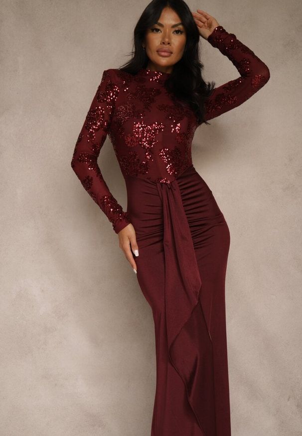 Renee - Bordowa Koktajlowa Sukienka z Półgolfem Zdobiona Cekinami i Trenem Nautitune. Kolor: czerwony. Wzór: aplikacja. Typ sukienki: oversize. Styl: wizytowy