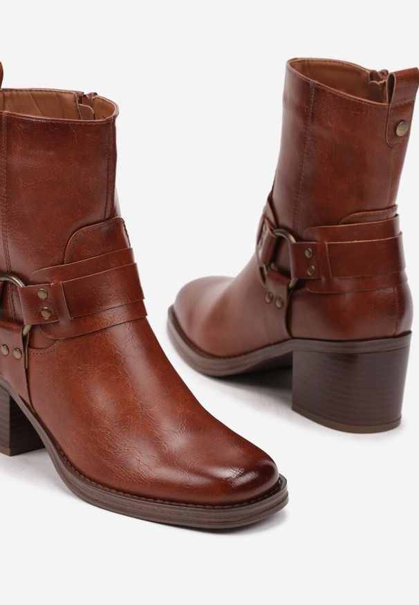 Born2be - Brązowe Botki na Obcasie w Stylu Bikerów Ozdobione Paskami i Klamrami Verielea. Okazja: na co dzień. Zapięcie: klamry. Kolor: brązowy. Materiał: jeans, skóra. Wzór: aplikacja. Obcas: na obcasie. Styl: wizytowy, klasyczny, casual. Wysokość obcasa: średni