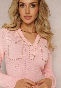 Renee - Różowy Prążkowany Sweter z Cienkim Łańcuszkiem Nacorella. Kolor: różowy. Materiał: prążkowany. Sezon: zima #3