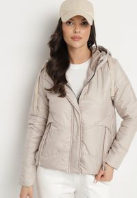 Born2be - Beżowa Casualowa Kurtka z Kapturem i Ozdobnymi Sznurkami Evialinae. Okazja: na co dzień. Typ kołnierza: kaptur. Kolor: beżowy. Materiał: poliester, jeans. Styl: casual #1